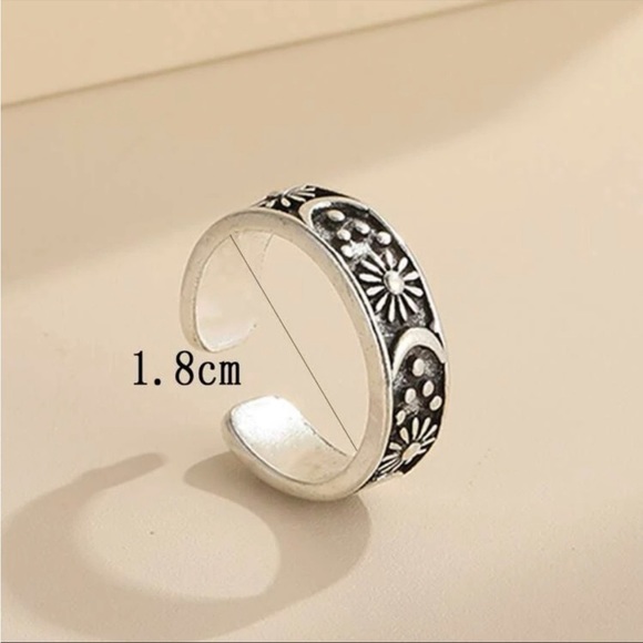 Silver moon/sun ring - Picture 3 of 3